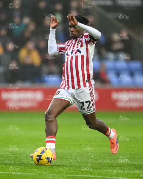151125 - Shrewsbury Town v Newport County - Sky Bet League 2 - Habeeb Ogunneye of Newport County makes a break with the ball