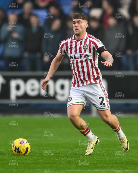 151125 - Shrewsbury Town v Newport County - Sky Bet League 2 - Cameron Evans of Newport County makes a break with the ball