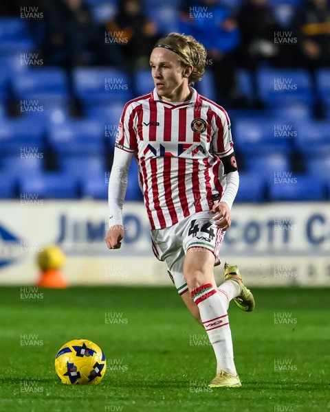 151125 - Shrewsbury Town v Newport County - Sky Bet League 2 - Sammy Braybrooke of Newport County makes a break with the ball