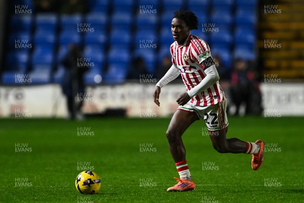 151125 - Shrewsbury Town v Newport County - Sky Bet League 2 - Habeeb Ogunneye of Newport County makes a break with the ball
