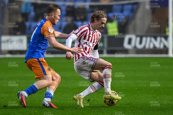 151125 - Shrewsbury Town v Newport County - Sky Bet League 2 - Sammy Braybrooke of Newport County holds off Anthony Scully of Shrewsbury Town