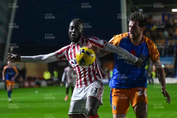 151125 - Shrewsbury Town v Newport County - Sky Bet League 2 - Cameron Antwi of Newport County and Sam Stubbs of Shrewsbury Town battles for the ball