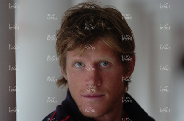 30.08.06    Llanelli Scarlets Captain Simon Easterby.   