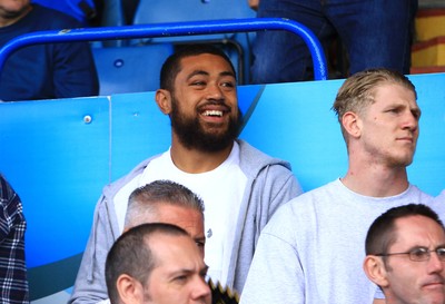 150815 - Singha Premiership Rugby 7's Series -  Taulaupe Faletau enjoys a break from training