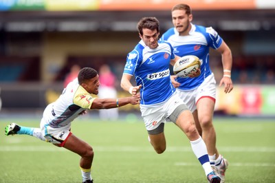 150815 - Singha Premiership Rugby 7sOspreys Reuben Williams tackles Dragons Elliot Frewen