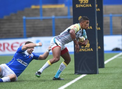 150815 - Singha Premiership Rugby 7sOspreys Reuben Williams is held by Rhys Jones of the Dragons