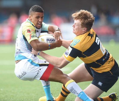 150815 - Singha Premiership Rugby 7sOspreys Reuben Williams is tackled by Blues Harry Davies