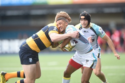 150815 - Singha Premiership Rugby 7sOspreys Reuben Williams is tackled by Blues Harry Davies