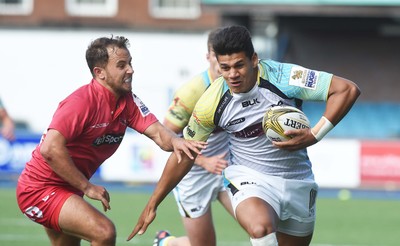 150815 - Singha Premiership Rugby 7sOspreys Joel Matavesi is tackled by Scarlets Luke Traharne