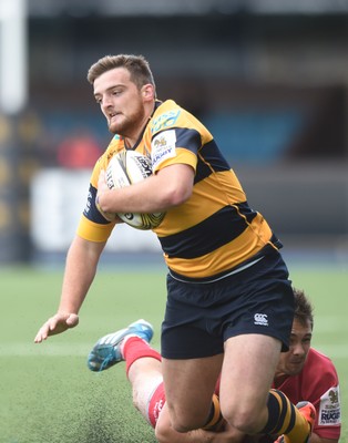 150815 - Singha Premiership Rugby 7sBlues Ben Roach is tackled by Scarlets Nathan Edwards