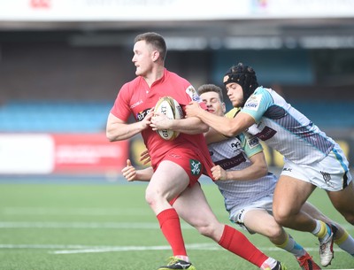 150815 - Singha Premiership Rugby 7sScarlets Iolo Evans breaks through