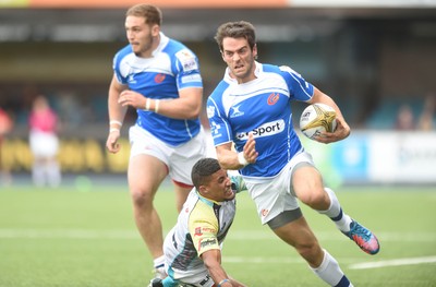 150815 - Singha Premiership Rugby 7sOspreys Keelan Giles tackles Dragons Elliot Frewen