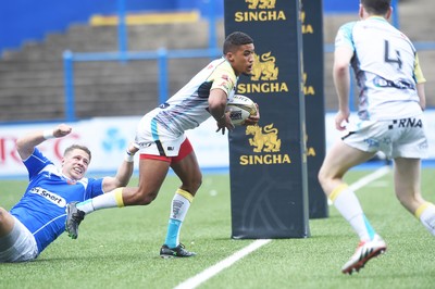 150815 - Singha Premiership Rugby 7sOspreys Keelan Giles is tackled by Dragons Rhys Jones