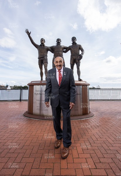 050925 - The Rugby Code Breaker statue in Cardiff Bay has had a new name plaque after William �Billy� Boston has received his knighthood - Sir William �Billy� Boston
