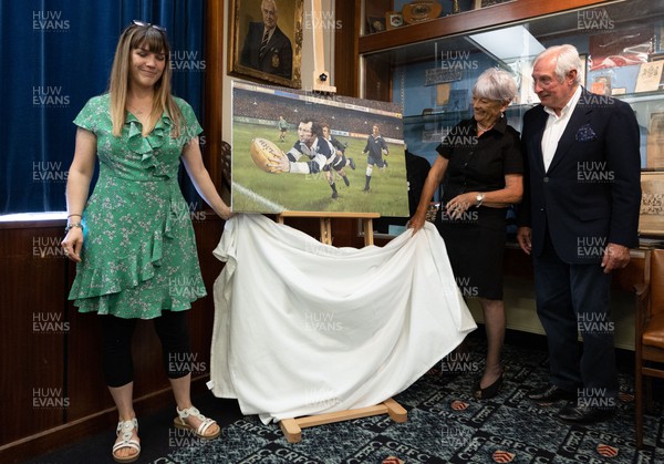 060722 - The Greatest Try Anniversary with Sir Gareth Edwards - Sir Gareth Edwards and Lady Maureen, officially unveil a commissioned painting to mark Sir Gareth’s 75th birthday, 50th wedding anniversary and 50 years since scoring “The Greatest Try” for the Barbarians The painting was created by artist Elin Sian Blake, left