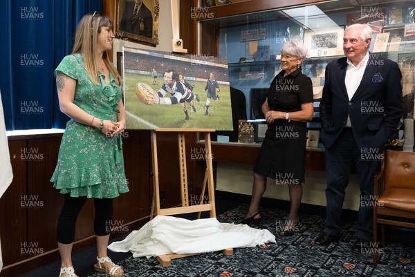 060722 - The Greatest Try Anniversary with Sir Gareth Edwards - Sir Gareth Edwards and Lady Maureen, officially unveil a commissioned painting to mark Sir Gareth’s 75th birthday, 50th wedding anniversary and 50 years since scoring “The Greatest Try” for the Barbarians The painting was created by artist Elin Sian Blake, left