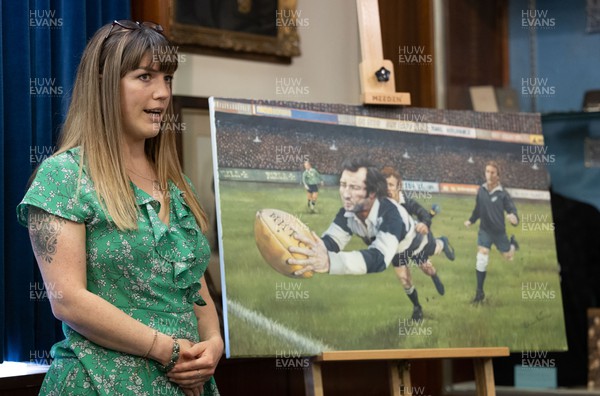 060722 - The Greatest Try Anniversary with Sir Gareth Edwards - Artist Elin Sian Blake with “The Greatest Try” a commissioned painting to mark Sir Gareth Edwards’ 75th birthday, 50th wedding anniversary and 50 years since scoring “The Greatest Try” for the Barbarians 
