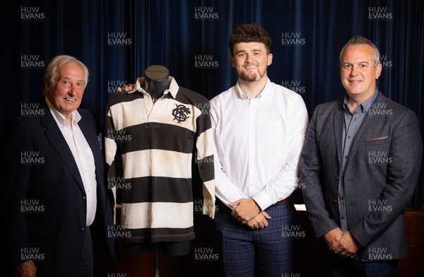 060722 - The Greatest Try Anniversary with Sir Gareth Edwards - Sir Gareth Edwards with Harry Salter and Marcus Stephens and shirt he wore when he scored the 1973 Barbarian try against New Zealand