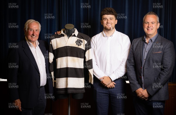 060722 - The Greatest Try Anniversary with Sir Gareth Edwards - Sir Gareth Edwards with Harry Salter and Marcus Stephens and shirt he wore when he scored the 1973 Barbarian try against New Zealand