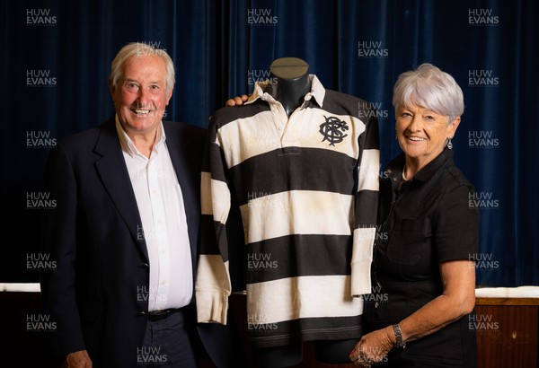 060722 - The Greatest Try Anniversary with Sir Gareth Edwards - Sir Gareth and Lady Maureen Edwards with the shirt he wore when he scored the 1973 Barbarian try against New Zealand