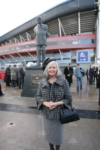 15.11.09 Sir Tasker Watkins Statue... Lady Mair Griffith-Williams unveils the statue of her father Sir Tasker Watkins at the entrance to the Millennium Stadium in Cardiff. 