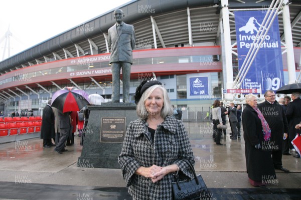 15.11.09 Sir Tasker Watkins Statue... Lady Mair Griffith-Williams unveils the statue of her father Sir Tasker Watkins at the entrance to the Millennium Stadium in Cardiff. 