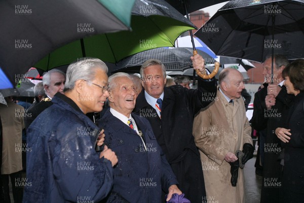 15.11.09 Sir Tasker Watkins Statue... Stan Thomas Snr and Stan Thomas Jnr watch as the statue of   Sir Tasker Watkins is unveiled at the entrance to the Millennium Stadium in Cardiff. 