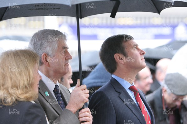 15.11.09 Sir Tasker Watkins Statue... First Minister Rhodri Morgan and Chief Exective of the Welsh Rugby Union Roger Lewis at the ceremony to unveil the statue of   Sir Tasker Watkins  at the entrance to the Millennium Stadium in Cardiff. 