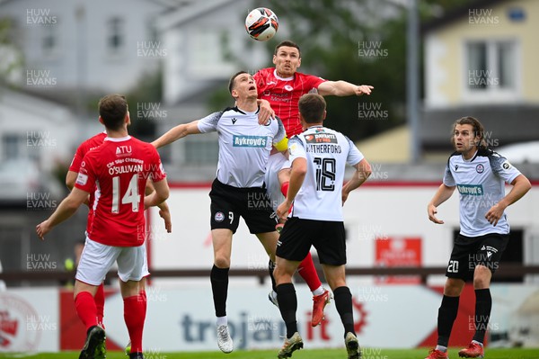 040722 - Sligo Rovers v Bala Town, UEFA Europa Conference League 2022/23 First Qualifying Round Second Leg - Chris Venables of Bala Town and Garry Buckley of Sligo Rovers compete for the ball