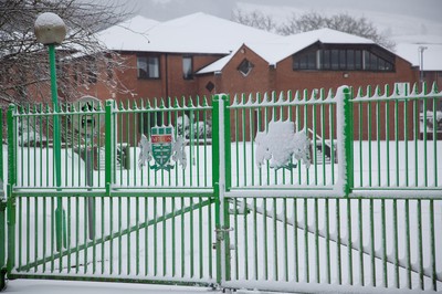 180113 - Snow hits south Wales -Mountain Ash Comprehensive School, one of 1000's of schools forced to close due to the snow