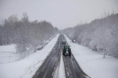 180113 - Snow hits south Wales -4x4 vehicles use the quiet main road to Hirwain