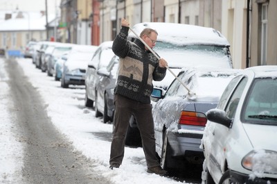 180113 - Heavy Snowfall in South Wales -A man clear snow from his car in Penarth near Cardiff following heavy snowfall in South Wales