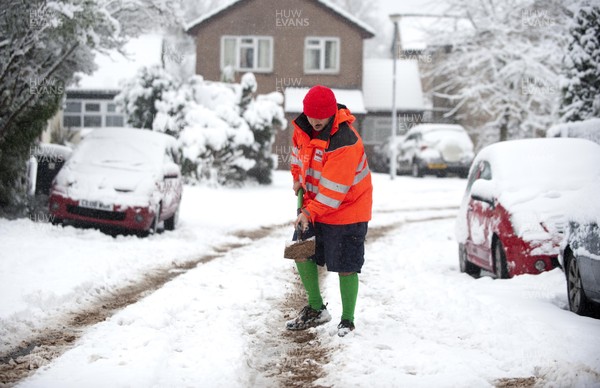 180113 - Cardiff- Snow -   Postman Craig Canning helps residents in Cardiff grit the roads 