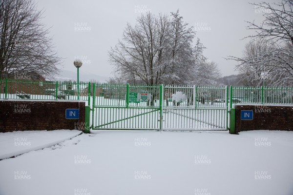 180113 - Snow hits south Wales -Mountain Ash Comprehensive School, one of 1000's of schools forced to close due to the snow