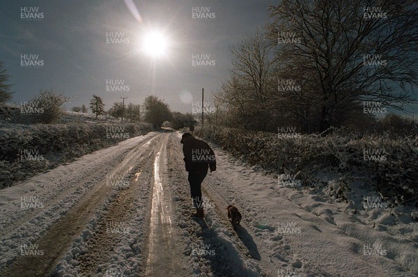 030395 - Weather - Snow in Wales - An early morning walk in Glanamman in West Wales 