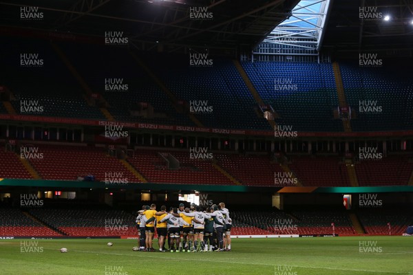 011217 - South Africa Captains Run - South Africa team huddle in the stadium