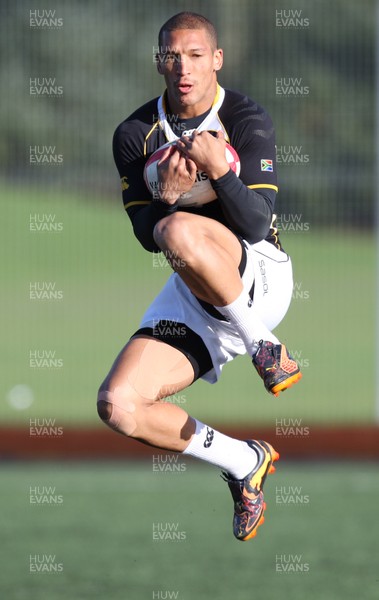 08.11.10 .. South Africa Rugby training session, Treforest -  South Africa's Gio Aplon during training session    