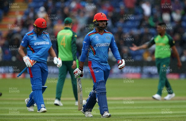 150619 - South Africa v Afghanistan - ICC Cricket World Cup 2019 - Afghanistan batsman come off the field as the rain starts to fall