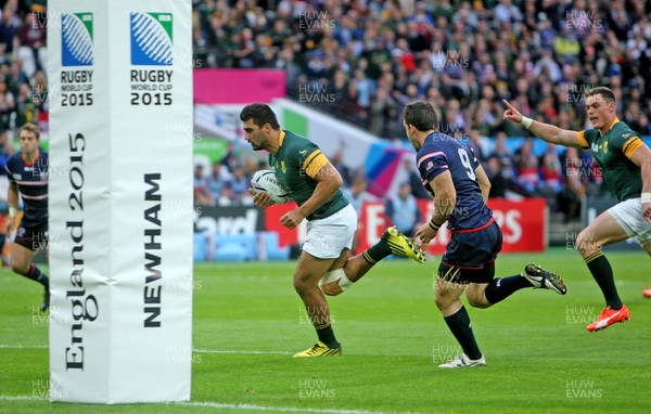 071015  - South Africa vs USA -  IRB Rugby World Cup 2015 Pool B -Damian de Allende of South Africa breaks clear for their opening try