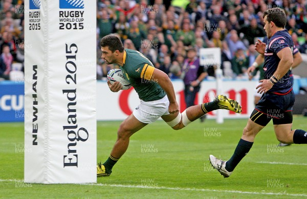 071015  - South Africa vs USA -  IRB Rugby World Cup 2015 Pool B -Damian de Allende of South Africa breaks clear for their opening try