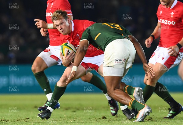 020722 - South Africa v Wales - Castle Lager Incoming Series 2022 First Test - Nick Tompkins of Wales is tackled by Lukhanyo Am of South Africa