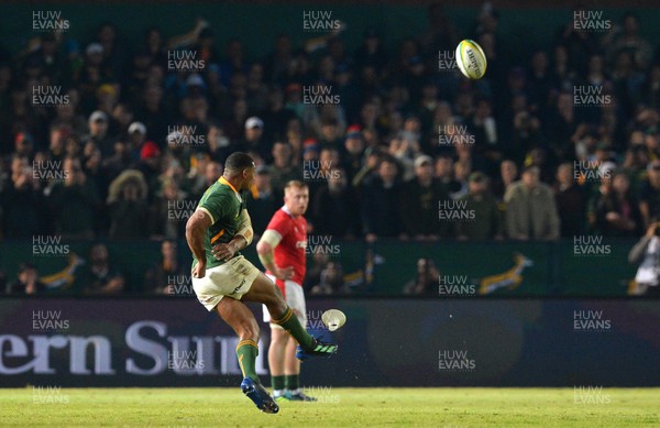 020722 - South Africa v Wales - Castle Lager Incoming Series 2022 First Test - Damian Willemse of South Africa kicks the match winning penalty