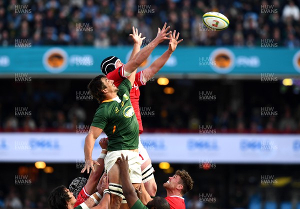 020722 - South Africa v Wales - Castle Lager Incoming Series 2022 First Test - Eben Etzebeth of South Africa and Adam Beard of Wales compete for line out ball