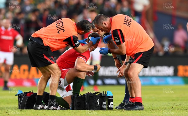 020722 - South Africa v Wales - Castle Lager Incoming Series 2022 First Test - Dan Biggar of Wales is treated by John Miles and Dr Geoff Davies