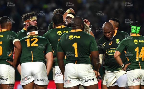 020722 - South Africa v Wales - Castle Lager Incoming Series 2022 First Test - Siya Kolisi of South Africa talks to team mates