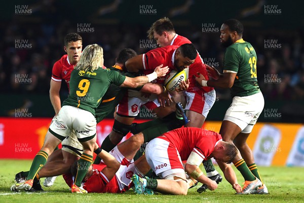 020722 - South Africa v Wales - Castle Lager Incoming Series 2022 First Test - Taulupe Faletau of Wales is tackled by Faf de Klerk of South Africa