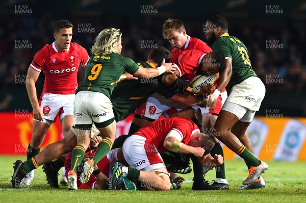 020722 - South Africa v Wales - Castle Lager Incoming Series 2022 First Test - Taulupe Faletau of Wales is tackled by Faf de Klerk of South Africa