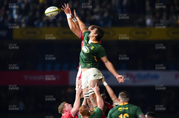 020722 - South Africa v Wales - Castle Lager Incoming Series 2022 First Test - Eben Etzebeth of South Africa and Alun Wyn Jones of Wales compete for line out ball
