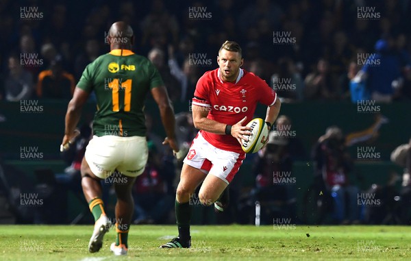 020722 - South Africa v Wales - Castle Lager Incoming Series 2022 First Test - Dan Biggar of Wales takes on Makazole Mapimpi of South Africa