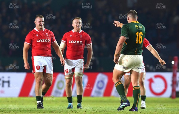 020722 - South Africa v Wales - Castle Lager Incoming Series 2022 First Test - Dewi Lake and Tommy Reffell of Wales have words with Malcolm Marx of South Africa
